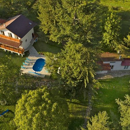 Пе́Трови Вили Рибарица Екстериор снимка