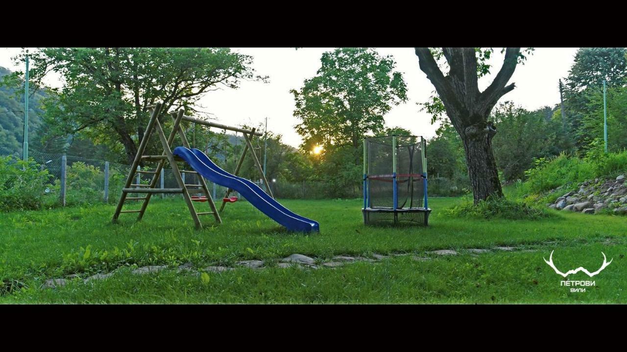 Пе́Трови Вили Рибарица Екстериор снимка