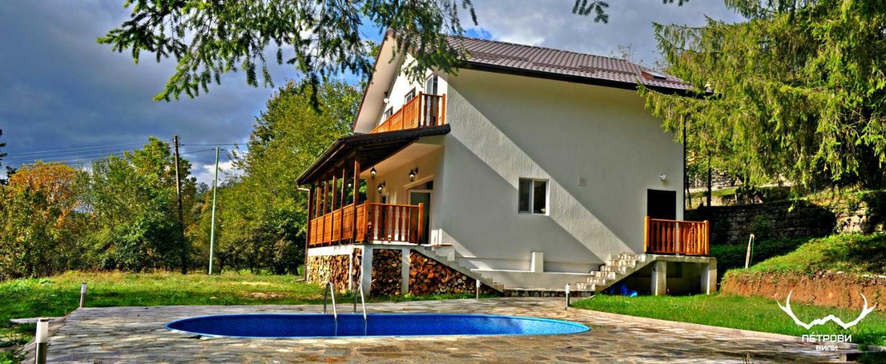 Пе́Трови Вили Рибарица Екстериор снимка